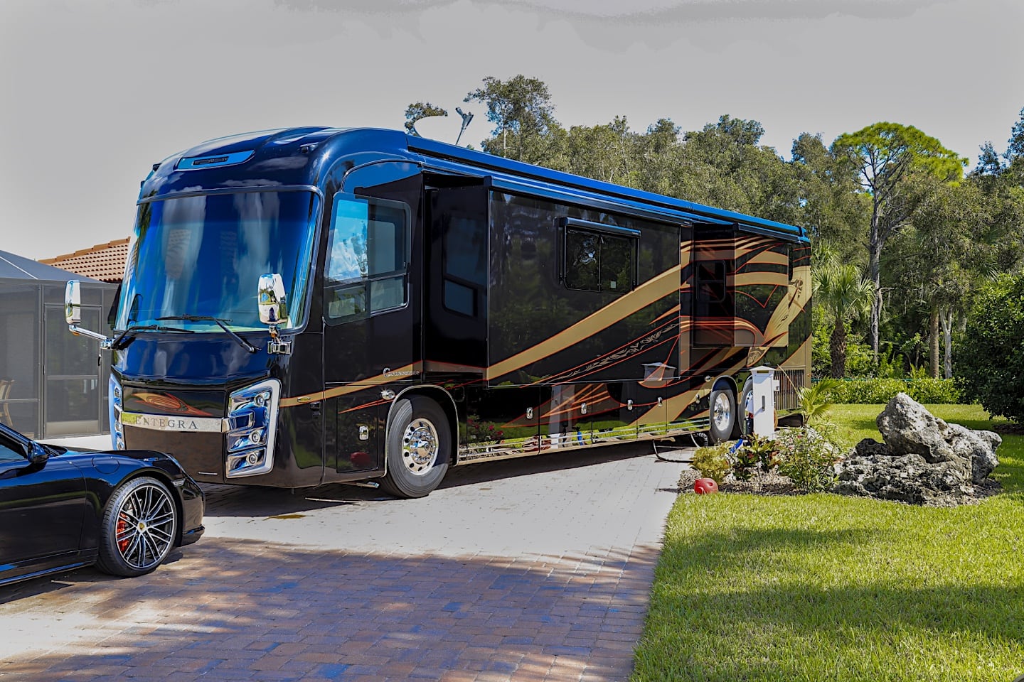 Motorcoach in Myakka Lot